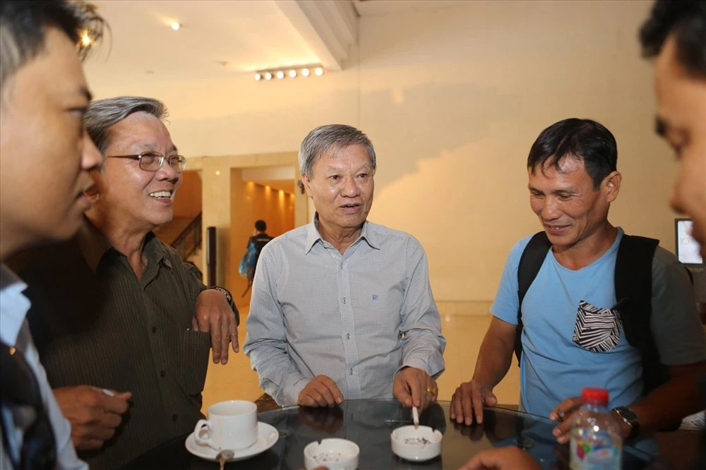 HLV Lê Thụy Hải (áo xám) trao đổi với báo chí trong giờ giải lao.