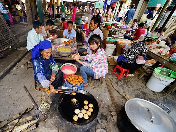 Buổi sáng ở chợ phiên Mường Hum. Thiếu nữ người Mông chọn mua váy, áo. Người dân thưởng thức đặc sản bánh rán tại chợ. Khu bán hàng thổ cẩm là nơi luôn đông vui, nhộn nhịp nhất. Món phở truyền thống được người dân bản địa ưa thích. Du khách nước ngoài lựa chọn đồ tại chợ phiên. Chợ phiên Mương Hum đặc sắc bởi có sự hòa trộn bản sắc văn hóa các dân tộc vùng cao Bát Xát.