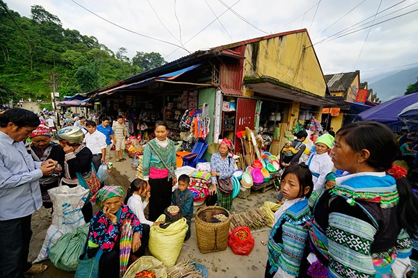 Buổi sáng ở chợ phiên Mường Hum. Thiếu nữ người Mông chọn mua váy, áo. Người dân thưởng thức đặc sản bánh rán tại chợ. Khu bán hàng thổ cẩm là nơi luôn đông vui, nhộn nhịp nhất. Món phở truyền thống được người dân bản địa ưa thích. Du khách nước ngoài lựa chọn đồ tại chợ phiên. Chợ phiên Mương Hum đặc sắc bởi có sự hòa trộn bản sắc văn hóa các dân tộc vùng cao Bát Xát.