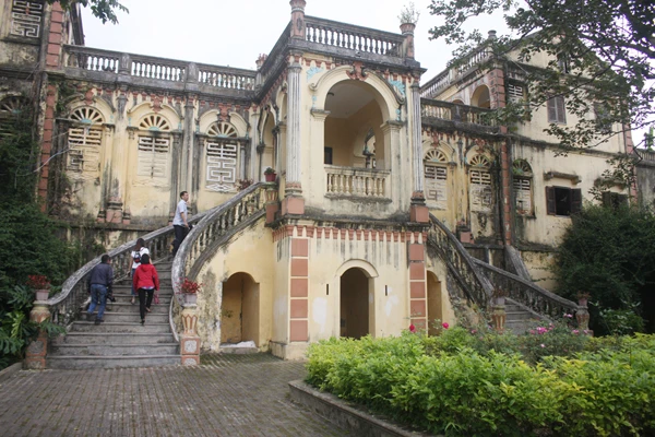 Du khách tham quan Dinh thự cổ Hoàng A Tưởng.