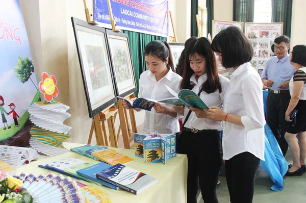 Gian trưng bày sách thu hút sinh viên, học sinh đến đọc sách.