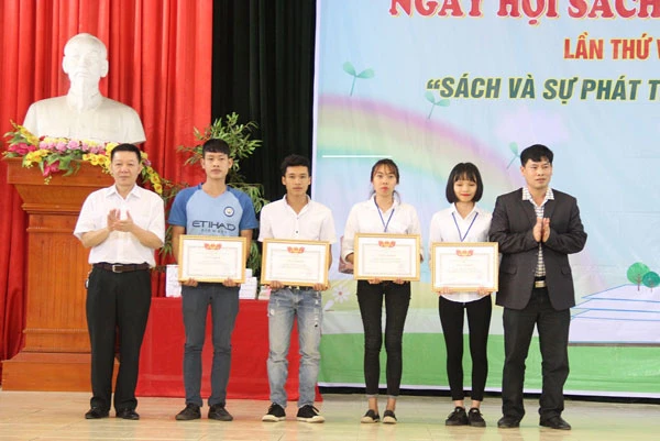 Tặng quà sinh viên tiêu biểu.