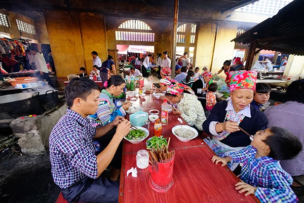Buổi sáng ở chợ phiên Mường Hum. Thiếu nữ người Mông chọn mua váy, áo. Người dân thưởng thức đặc sản bánh rán tại chợ. Khu bán hàng thổ cẩm là nơi luôn đông vui, nhộn nhịp nhất. Món phở truyền thống được người dân bản địa ưa thích. Du khách nước ngoài lựa chọn đồ tại chợ phiên. Chợ phiên Mương Hum đặc sắc bởi có sự hòa trộn bản sắc văn hóa các dân tộc vùng cao Bát Xát.