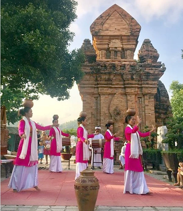 Múa Chăm bên Tháp Bà Ponagar.
