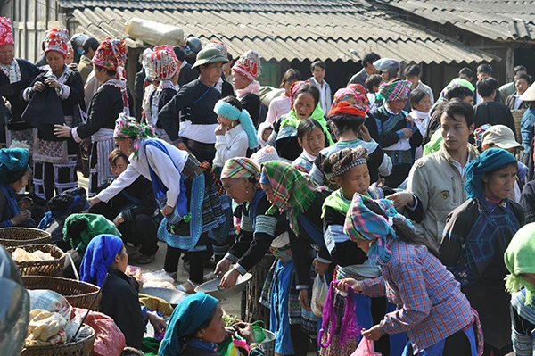 Buổi sáng ở chợ phiên Mường Hum. Thiếu nữ người Mông chọn mua váy, áo. Người dân thưởng thức đặc sản bánh rán tại chợ. Khu bán hàng thổ cẩm là nơi luôn đông vui, nhộn nhịp nhất. Món phở truyền thống được người dân bản địa ưa thích. Du khách nước ngoài lựa chọn đồ tại chợ phiên. Chợ phiên Mương Hum đặc sắc bởi có sự hòa trộn bản sắc văn hóa các dân tộc vùng cao Bát Xát.