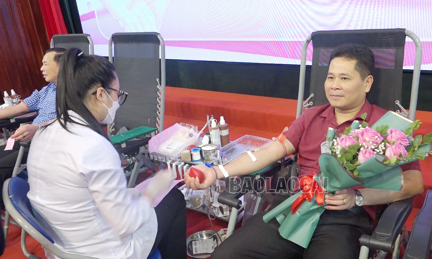 Ngày hội hiến máu tình nguyện thu hút đông người tham gia.