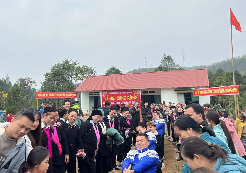 Người dân thôn Làng Ẻn chuẩn bị lễ vật cúng rừng. Người dân trong thôn cùng rước lễ vật để cúng rừng đầu năm. Lễ cúng được tổ chức tại khu rừng cấm của thôn. Sau lễ cúng rừng, người dân cùng tổ chức trồng cây để khởi đầu cho năm mới nhiều may mắn. Hát đối và ném còn là nét đẹp văn hóa của đồng bào Dao tuyển duy trì mỗi dịp lễ hội. Trò chơi dân gian được tổ chức trong ngày hội. Trang phục truyền thống của dân tộc Dao tuyển được lưu giữ và truyền dậy cho thế hệ sau.