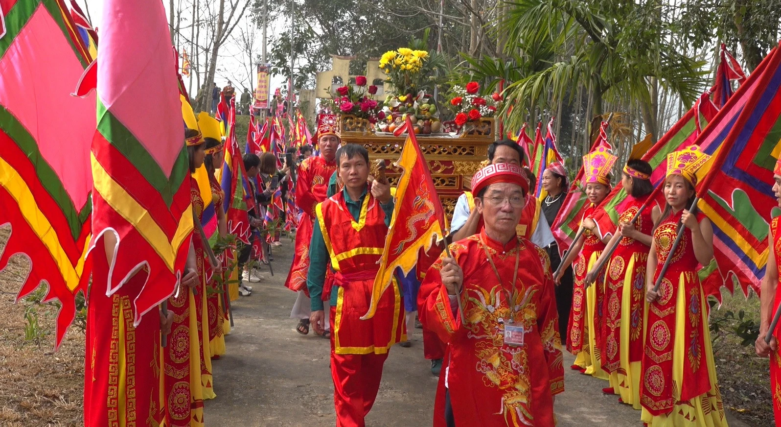 Thực hành nghi lễ rước kiệu tại lễ hội.