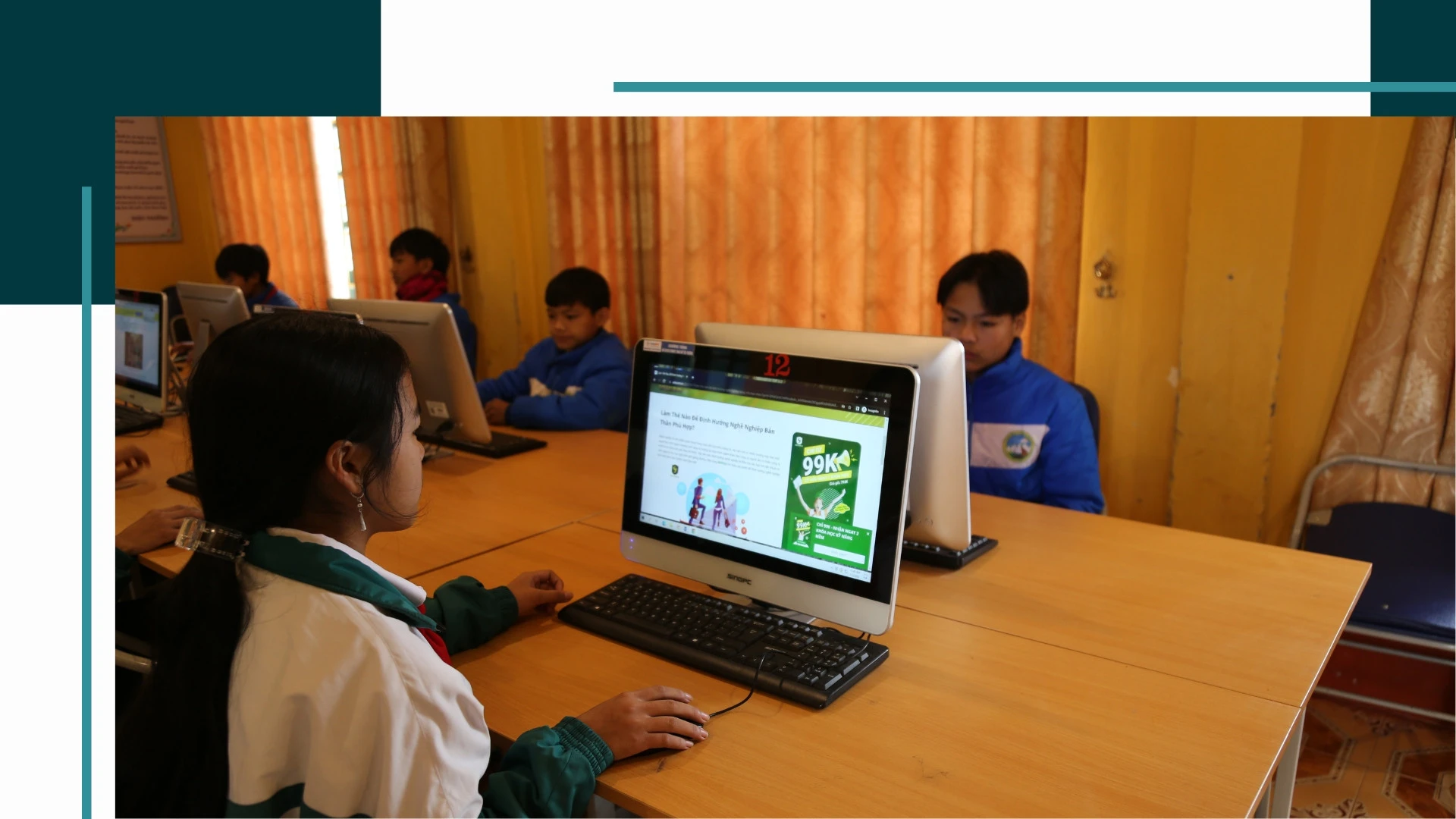 Học sinh chủ động tìm hiểu về xu hướng ngành nghề trên mạng internet.