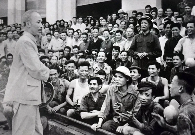 Bác Hồ gặp gỡ công nhân Nhà máy Xe lửa Gia Lâm, Hà Nội năm 1955. (Ảnh tư liệu)