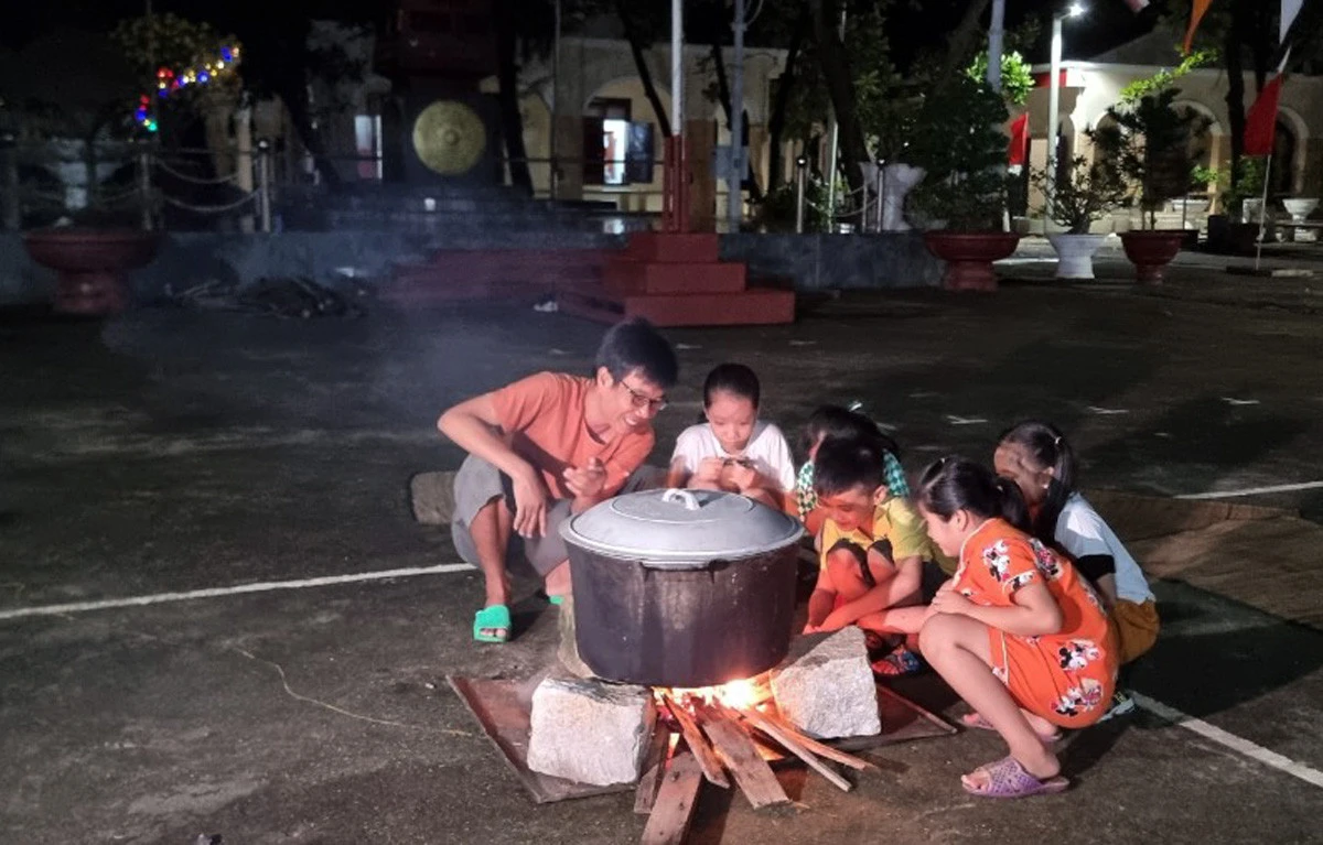 Trẻ em đảo Sinh Tồn hào hứng tham gia luộc bánh chưng tết. Bên nồi bánh chưng rực lửa hồng, quân và dân đảo Sinh Tồn cùng cất cao tiếng hát chào xuân mới Quý Mão.