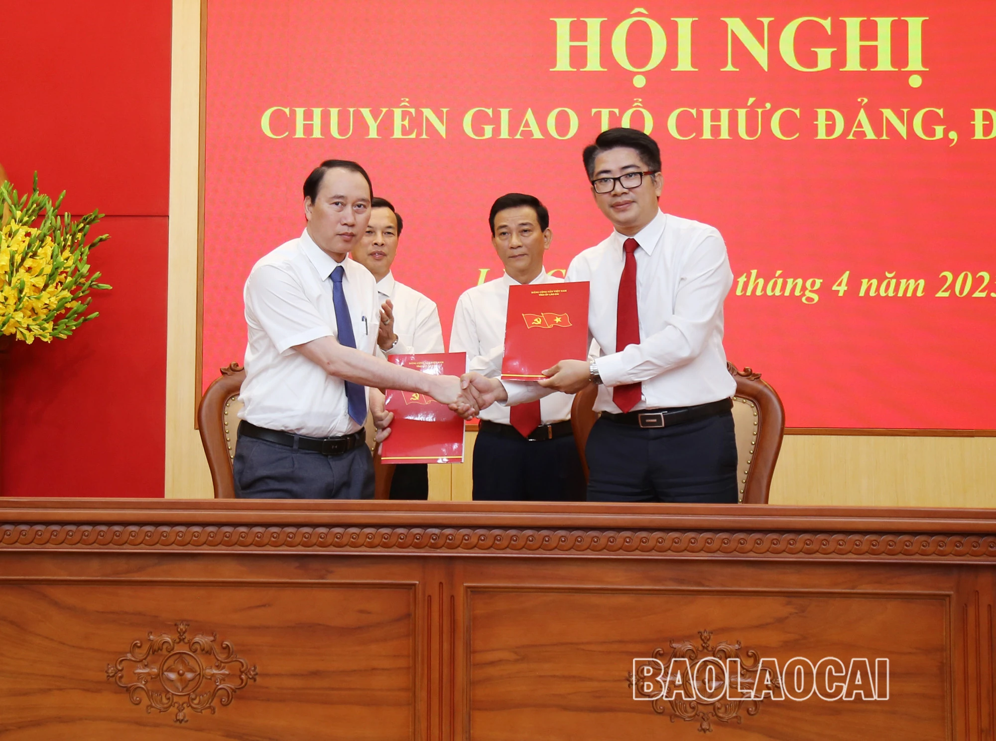 Ký biên bản bàn giao các tổ chức đảng về Đảng bộ Ngân hàng Nông nghiệp và Phát triển nông thôn Việt Nam.