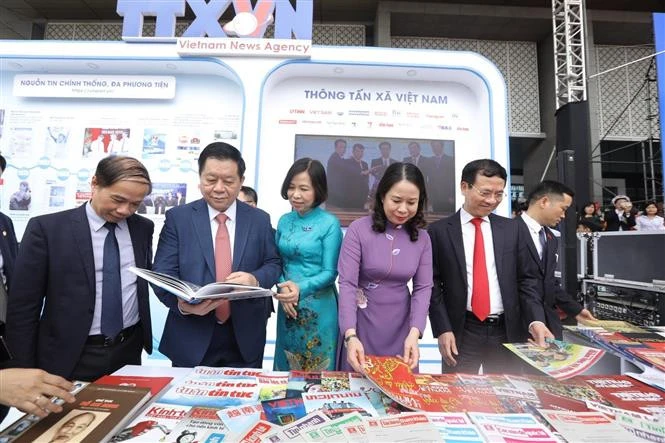 Bí thư Trung ương Đảng, Trưởng ban Tuyên giáo Trung ương Nguyễn Trọng Nghĩa, Phó Chủ tịch nước Võ Thị Ánh Xuân, Bộ trưởng Bộ TTTT Nguyễn Mạnh Hùng cùng các đại biểu tham quan gian hàng của TTXVN.