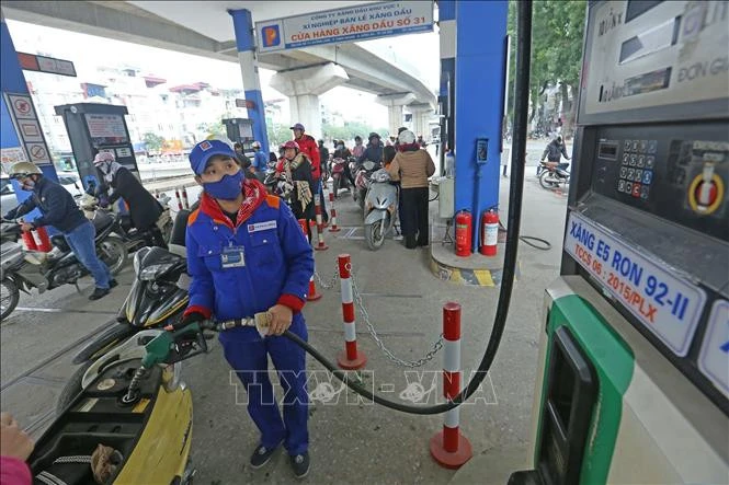Xăng giảm giá từ 15 giờ ngày 1/3.