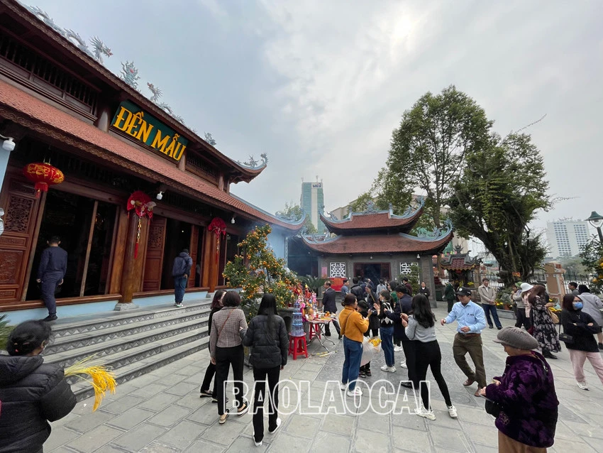 Người dân và du khách nô nức du xuân thành phố Lào Cai ảnh 7