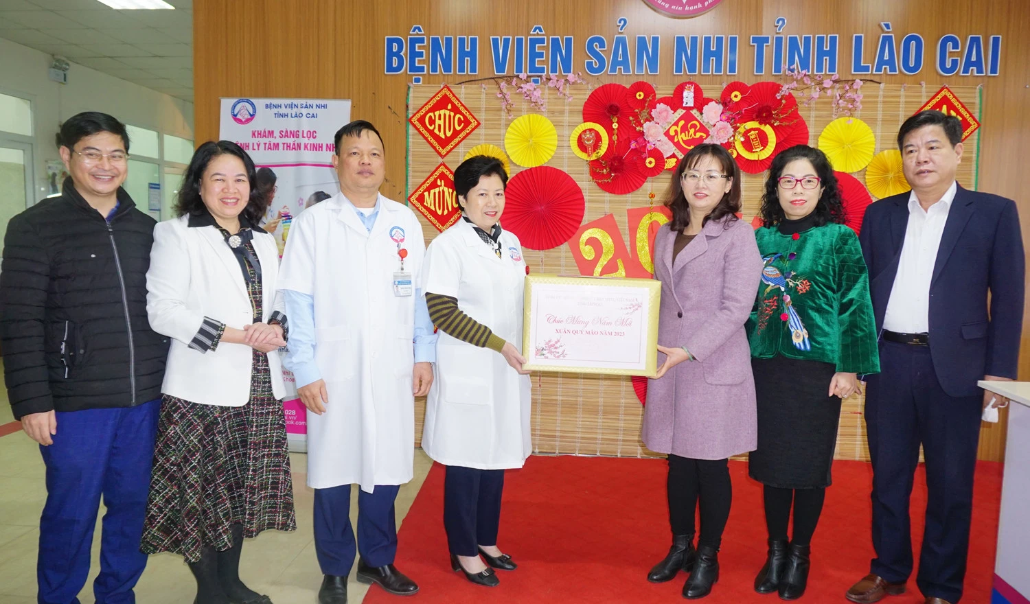Phó Chủ tịch UBND tỉnh Giàng Thị Dung thăm và tặng quà tết tại Bệnh viện Đa khoa tỉnh, Bệnh viện Sản - Nhi tỉnh ảnh 3