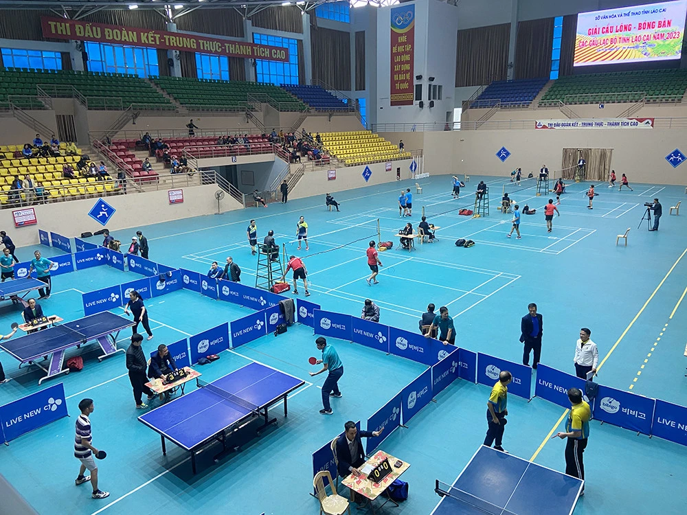 Thi đấu bóng bàn nội dung đôi nam lứa tuổi trên 66 tuổi. Tranh tài tại nội dung cầu lông đôi nữ lứa tuổi 56 - 60 tuổi. Các vận động viên thi đấu sôi nổi ở hai môn thi đấu.