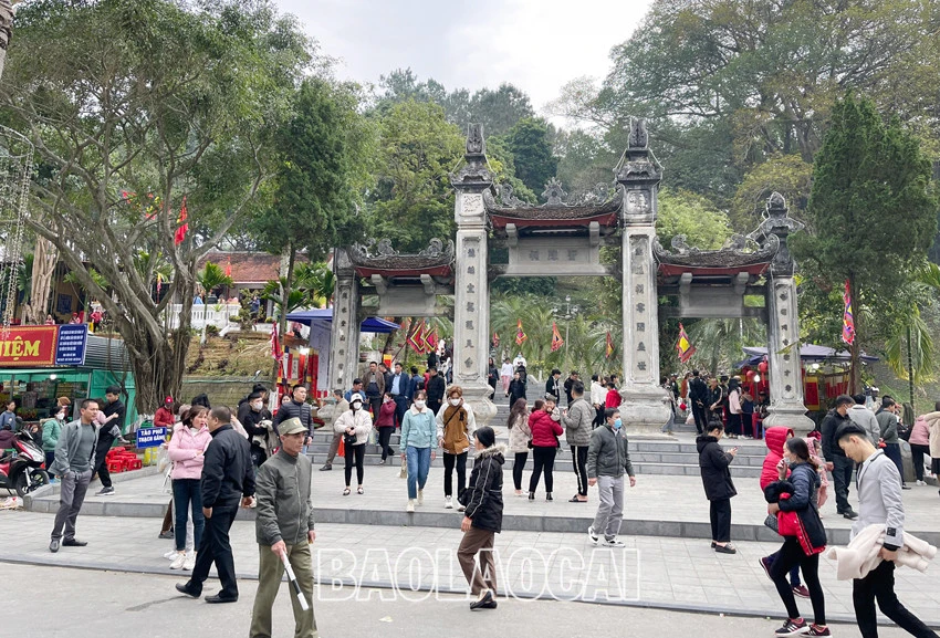Người dân và du khách nô nức du xuân thành phố Lào Cai ảnh 11