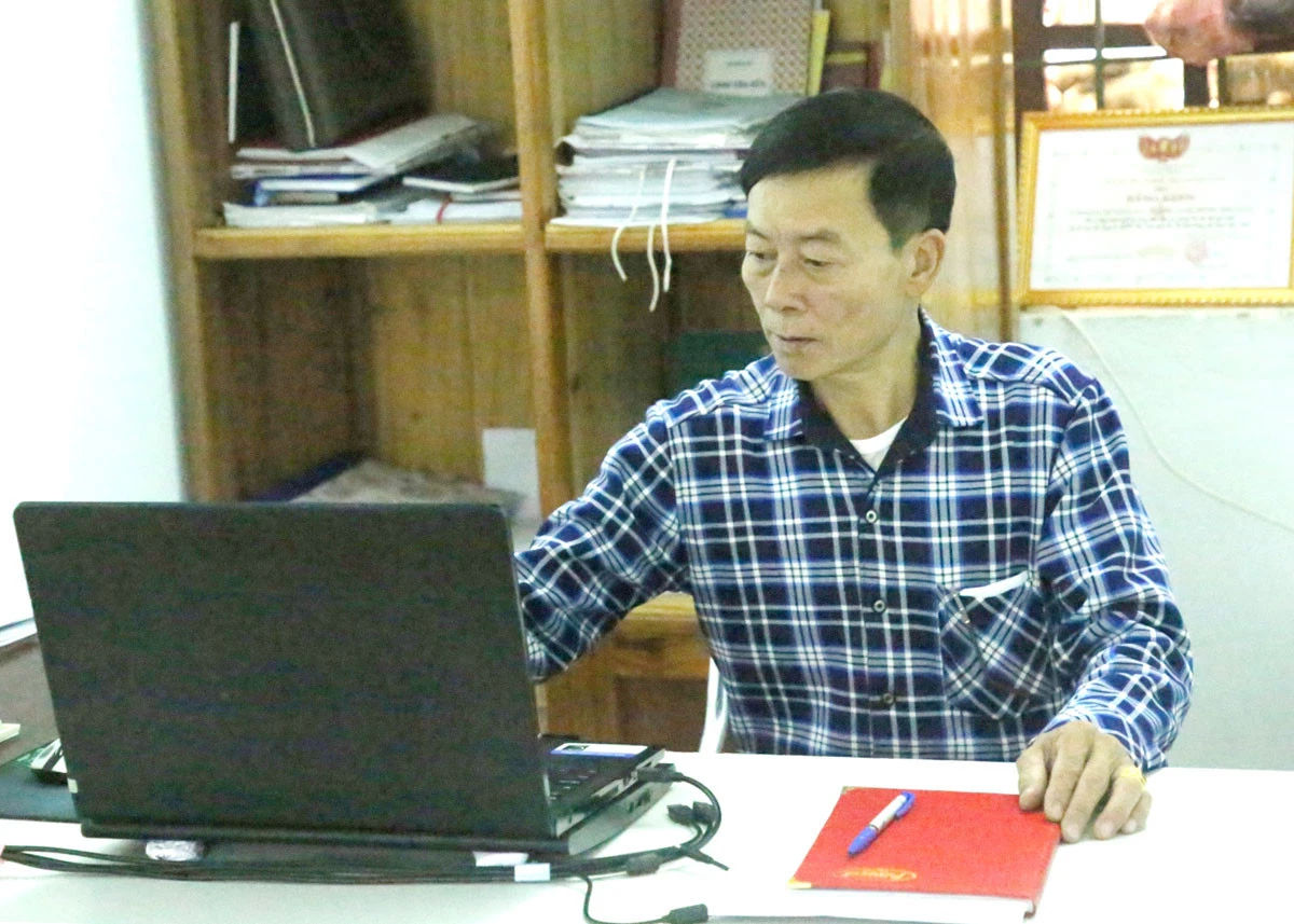 Ông Hoàng Mạnh Cường chuẩn bị nội dung để vận động người dân thực hiện chủ trương của Đảng, chính sách, pháp luật của Nhà nước.