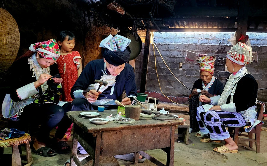 Đồng bào vùng cao rộn ràng chuẩn bị đón Tết ảnh 12