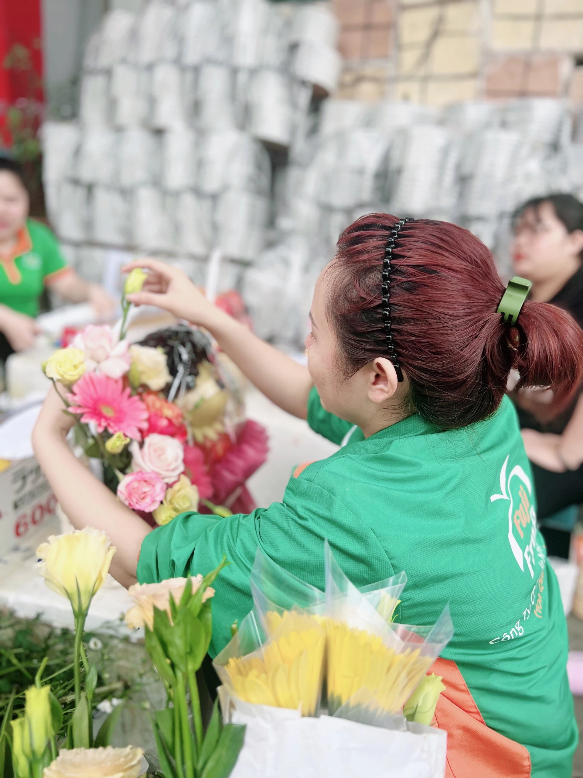 Những ngày này, nhân viên tại các cửa hàng thường xuyên phải tăng ca để đáp ứng nhu cầu đặt hoa của khách hàng.