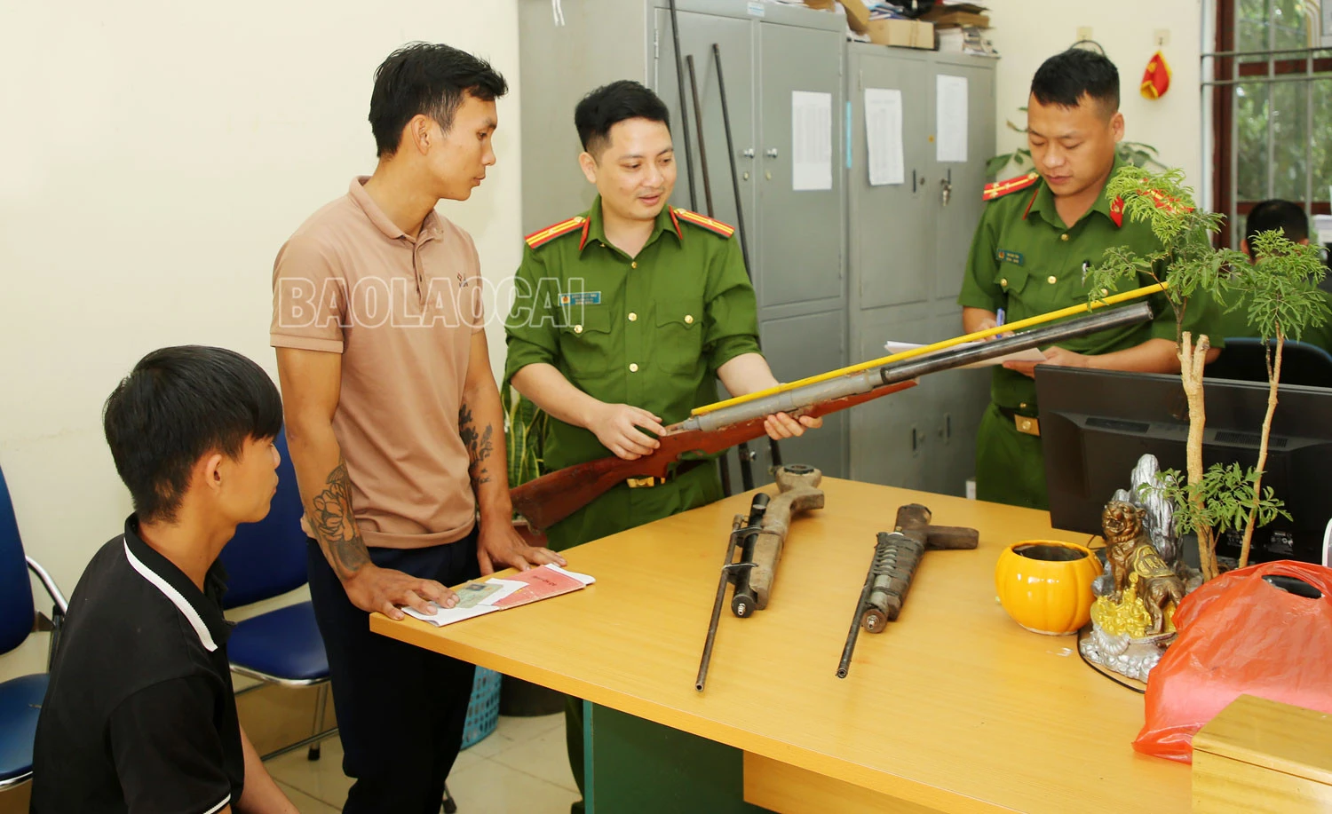 Công an xã Phú Nhuận tiếp nhận súng tự chế do người dân giao nộp.