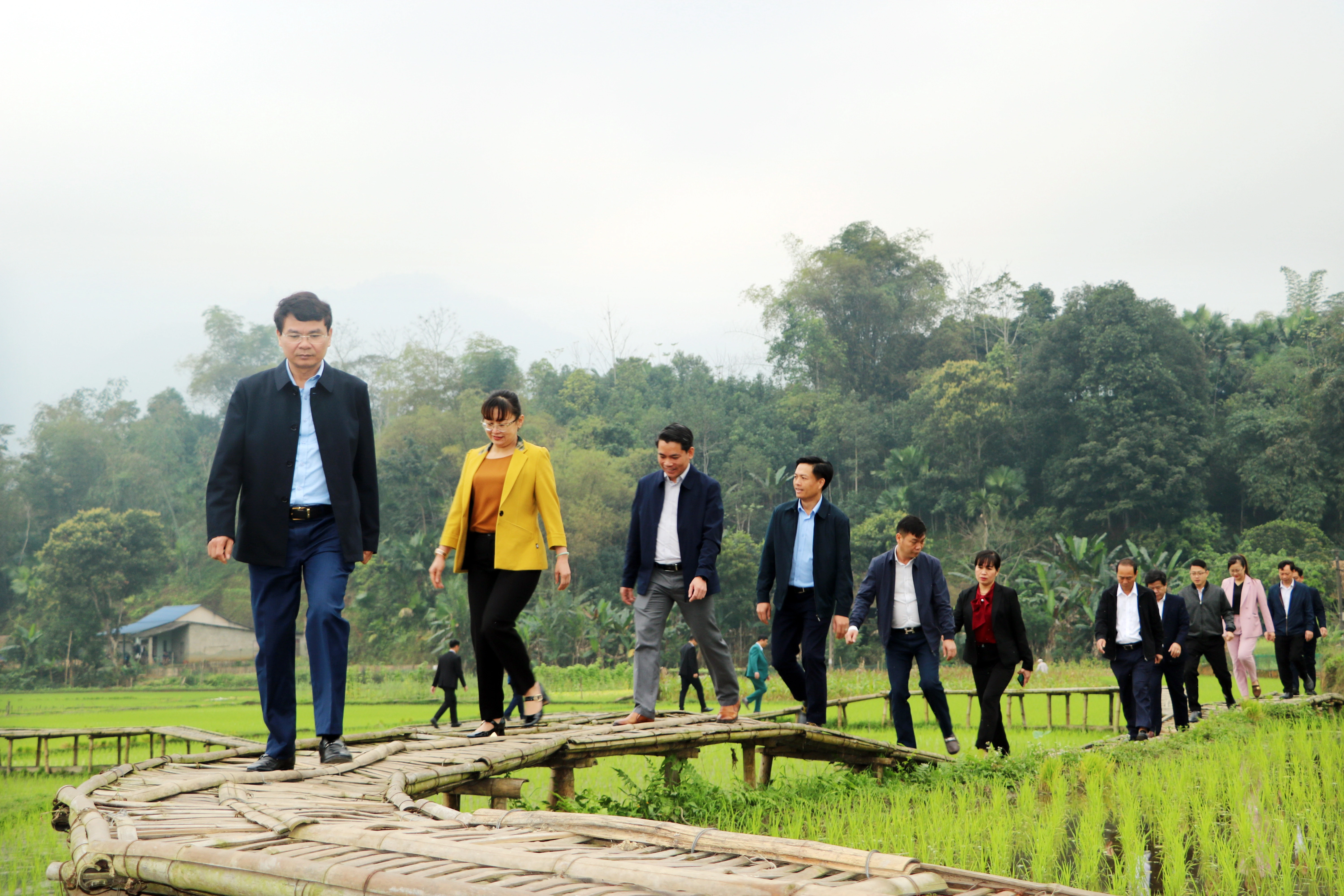 Đoàn công tác tham quan điểm trình diễn không gian văn hóa ngoài trời tại bản Mường Kem.