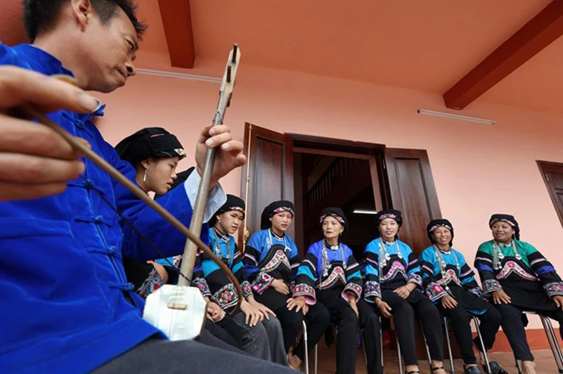 Bà Lồ Lài Sửu (thứ 4 từ phải sang) truyền dạy cách hát các làn điệu dân ca Bố Y cho thế hệ trẻ.