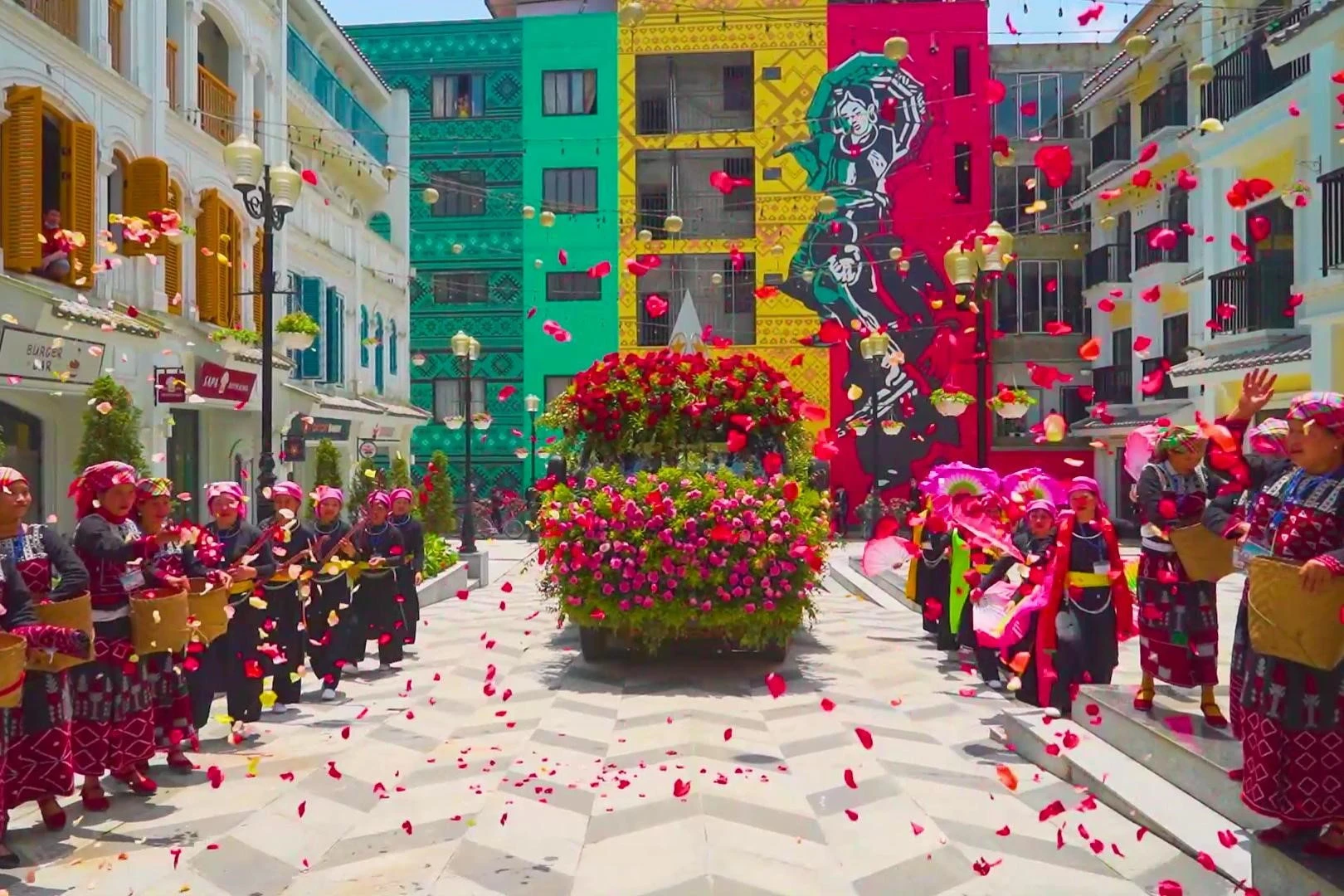 Lễ hội Hoa hồng gây ấn tượng mạnh với du khách bởi quy mô hoành tráng và những phần trình diễn vô cùng mãn nhãn.