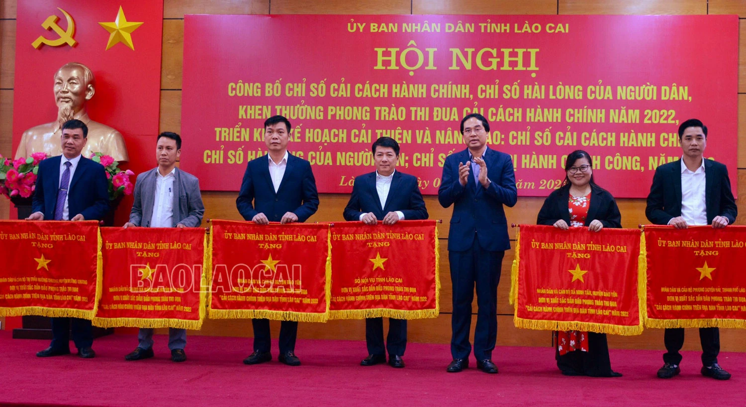 Chủ tịch UBND tỉnh trao Cờ thi đua cho 6 tập thể.