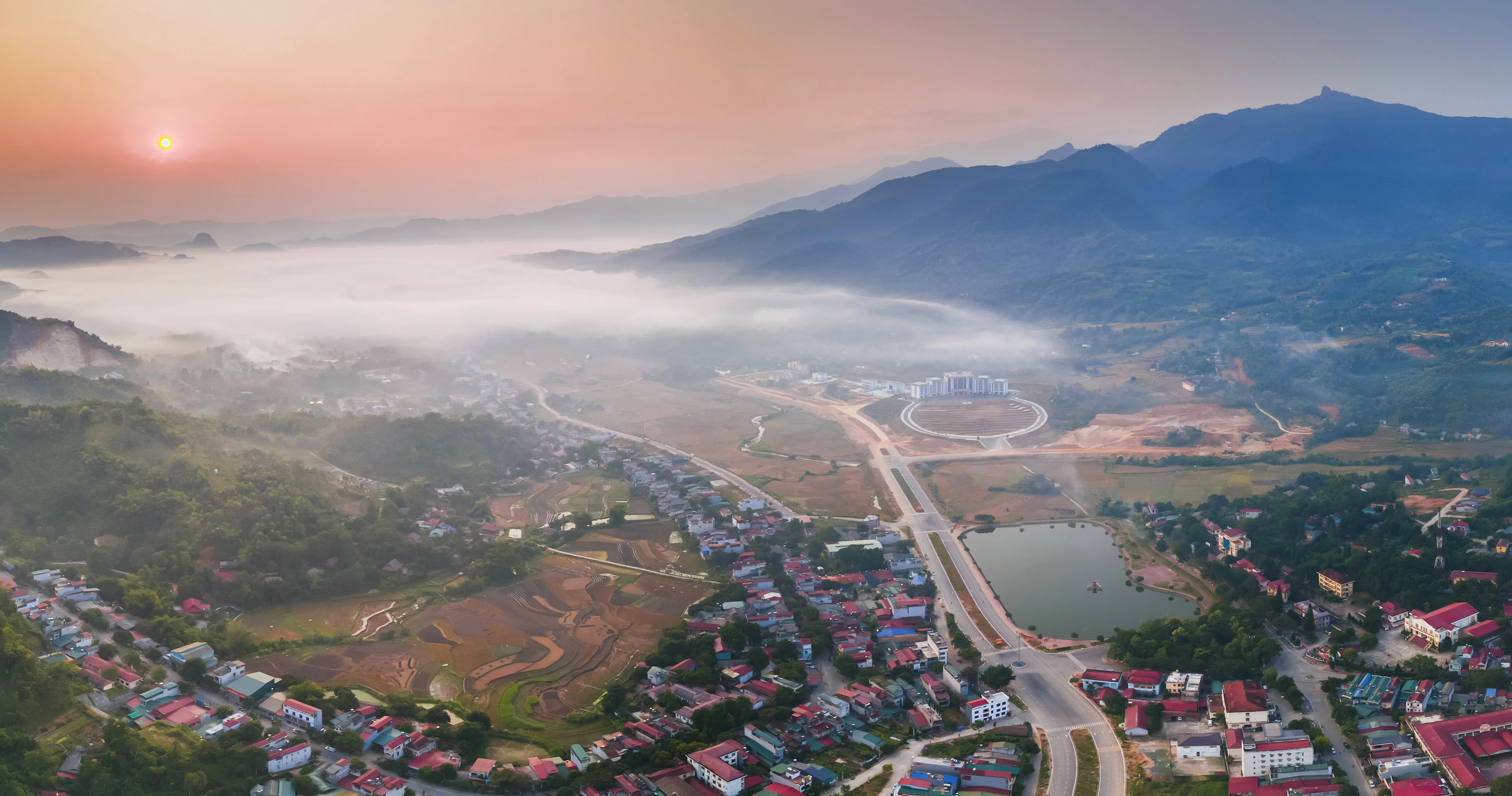 Tác phẩm “Bình minh thị trấn Khánh Yên” của tác giả Nguyễn Mạnh Cường (Bảo tàng tỉnh) giành giải Nhất.