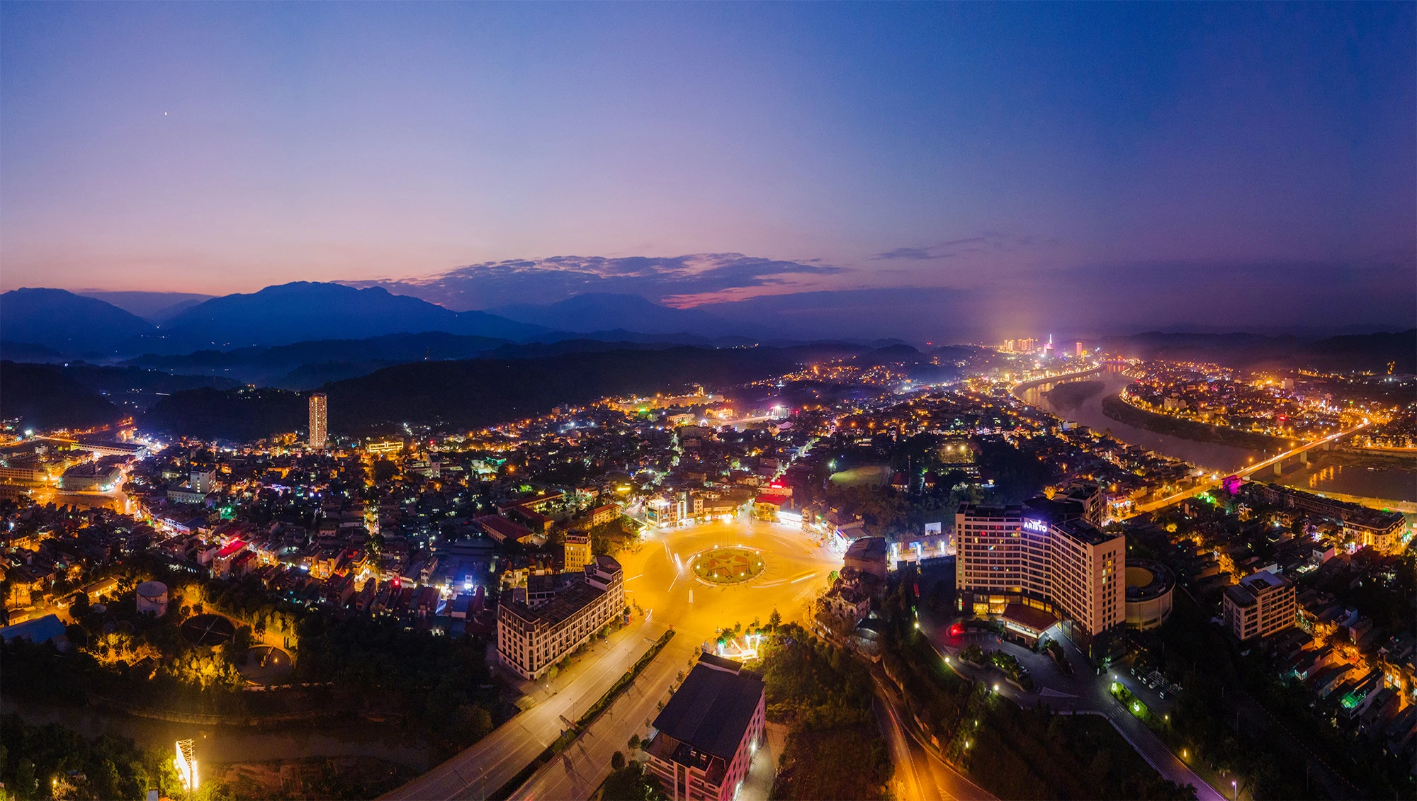 Ở nơi địa đầu biên cương phía Bắc Tổ quốc, dưới sự lãnh đạo của Đảng, tỉnh Lào Cai ngày càng đổi mới, phát triển.