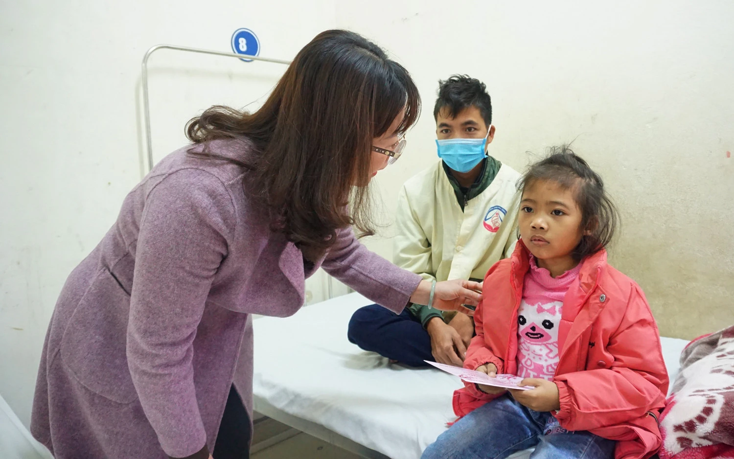 Phó Chủ tịch UBND tỉnh Giàng Thị Dung thăm và tặng quà tết tại Bệnh viện Đa khoa tỉnh, Bệnh viện Sản - Nhi tỉnh ảnh 6