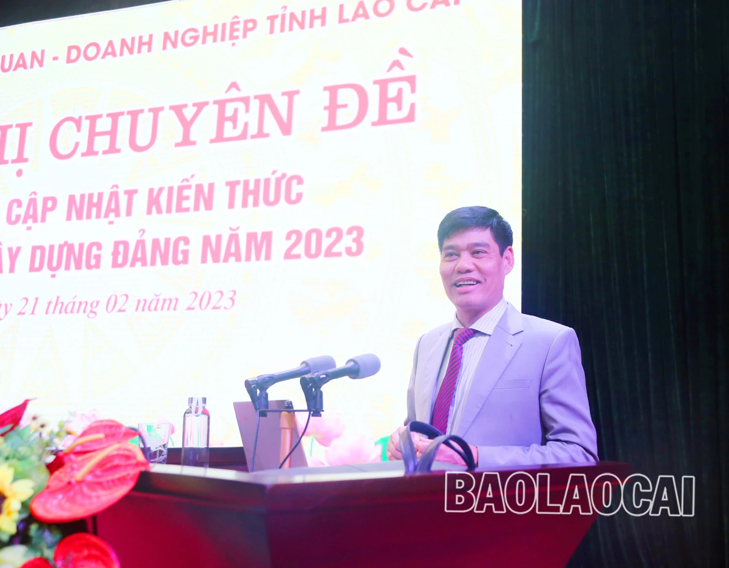 PGS.TS Lê Văn Cường, Phó Viện trưởng Viện Xây dựng Đảng, Học viện Chính trị Quốc gia Hồ Chí Minh truyền đạt 2 chuyên đề tại hội nghị.
