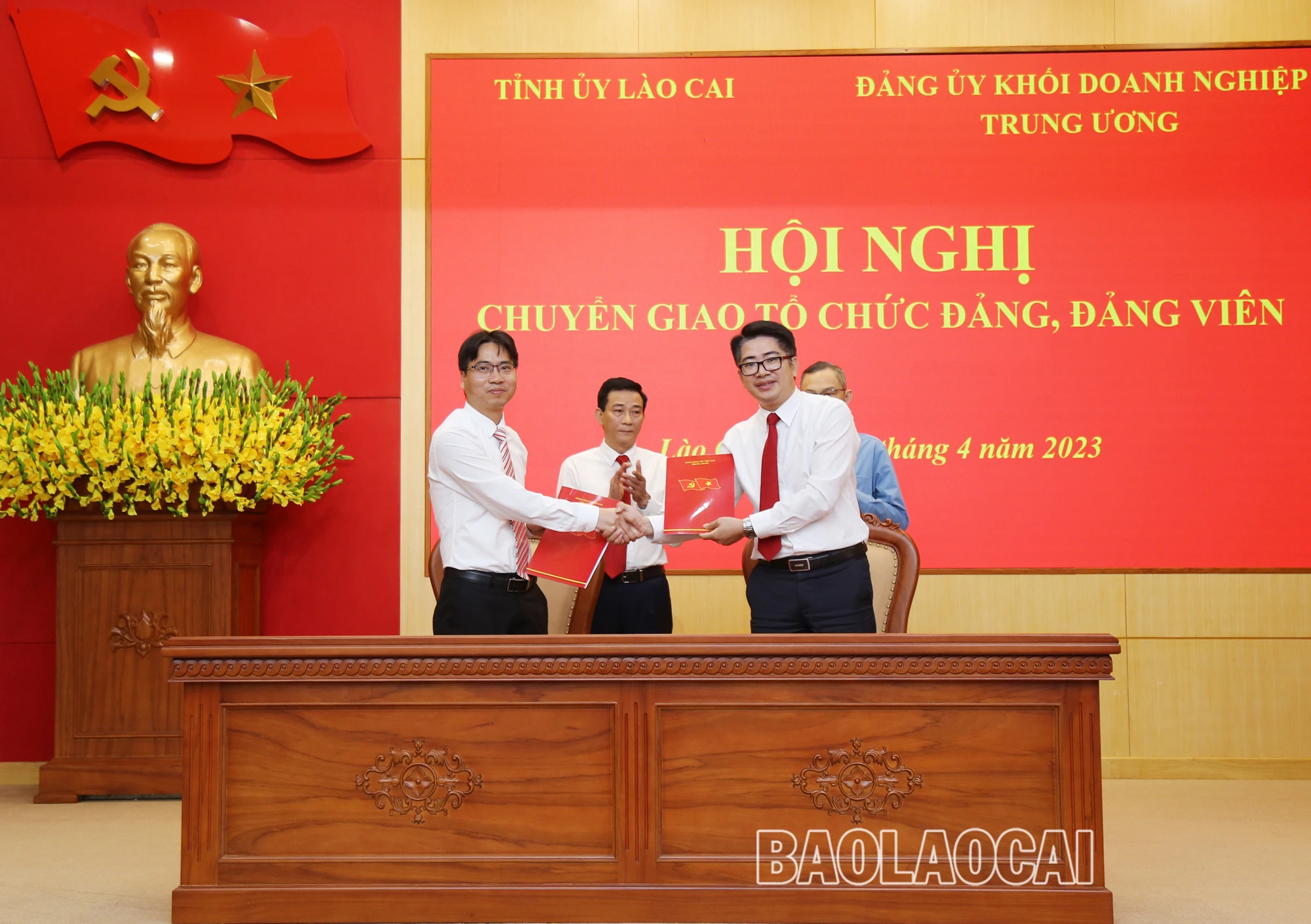 Ký biên bản bàn giao các tổ chức đảng về Đảng bộ Ngân hàng Nông nghiệp và Phát triển nông thôn Việt Nam.