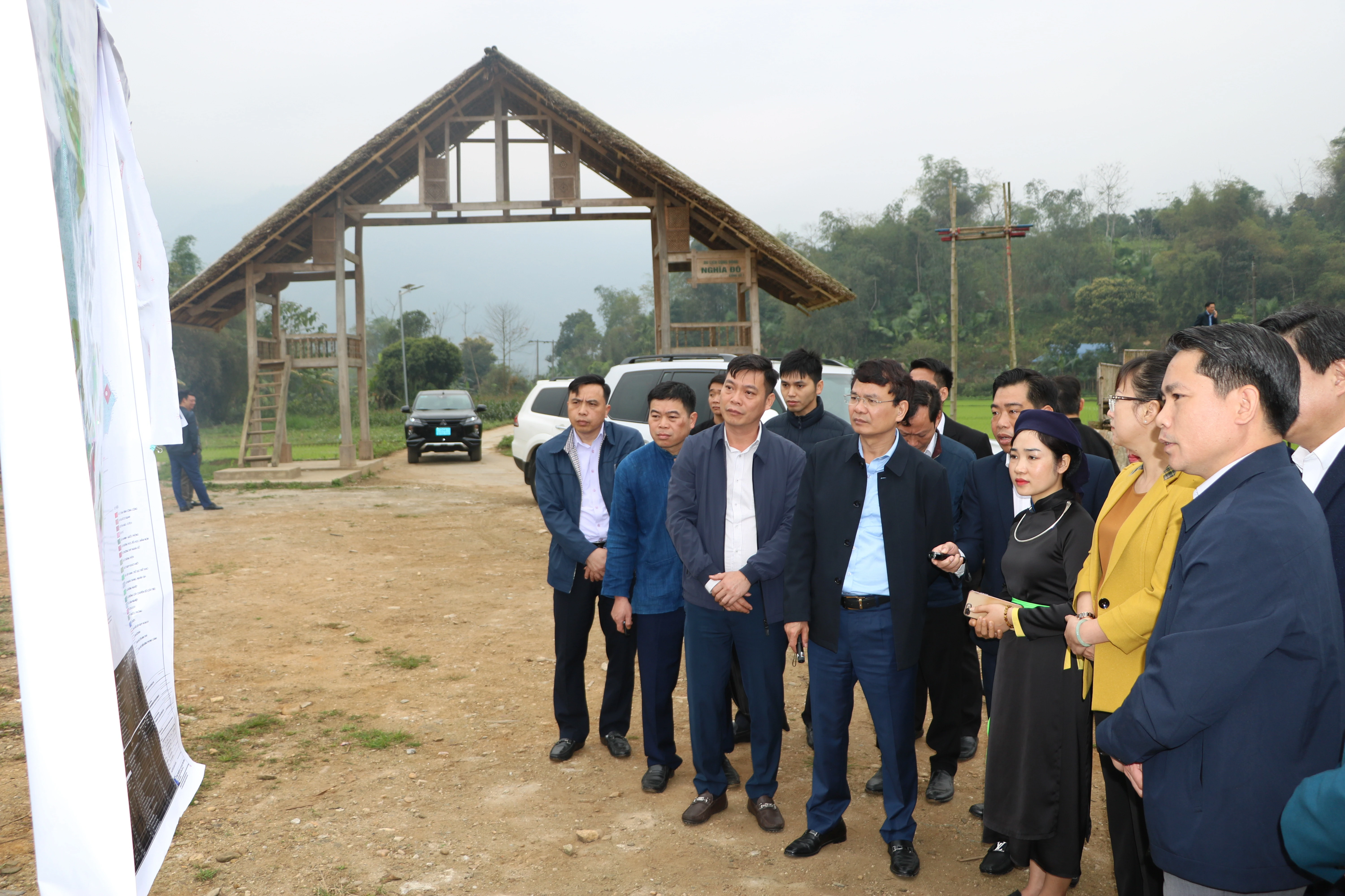 Lãnh đạo xã Nghĩa Đô trình bày về các quy hoạch phát triển kinh tế - xã hội, du lịch, văn hóa của địa phương.