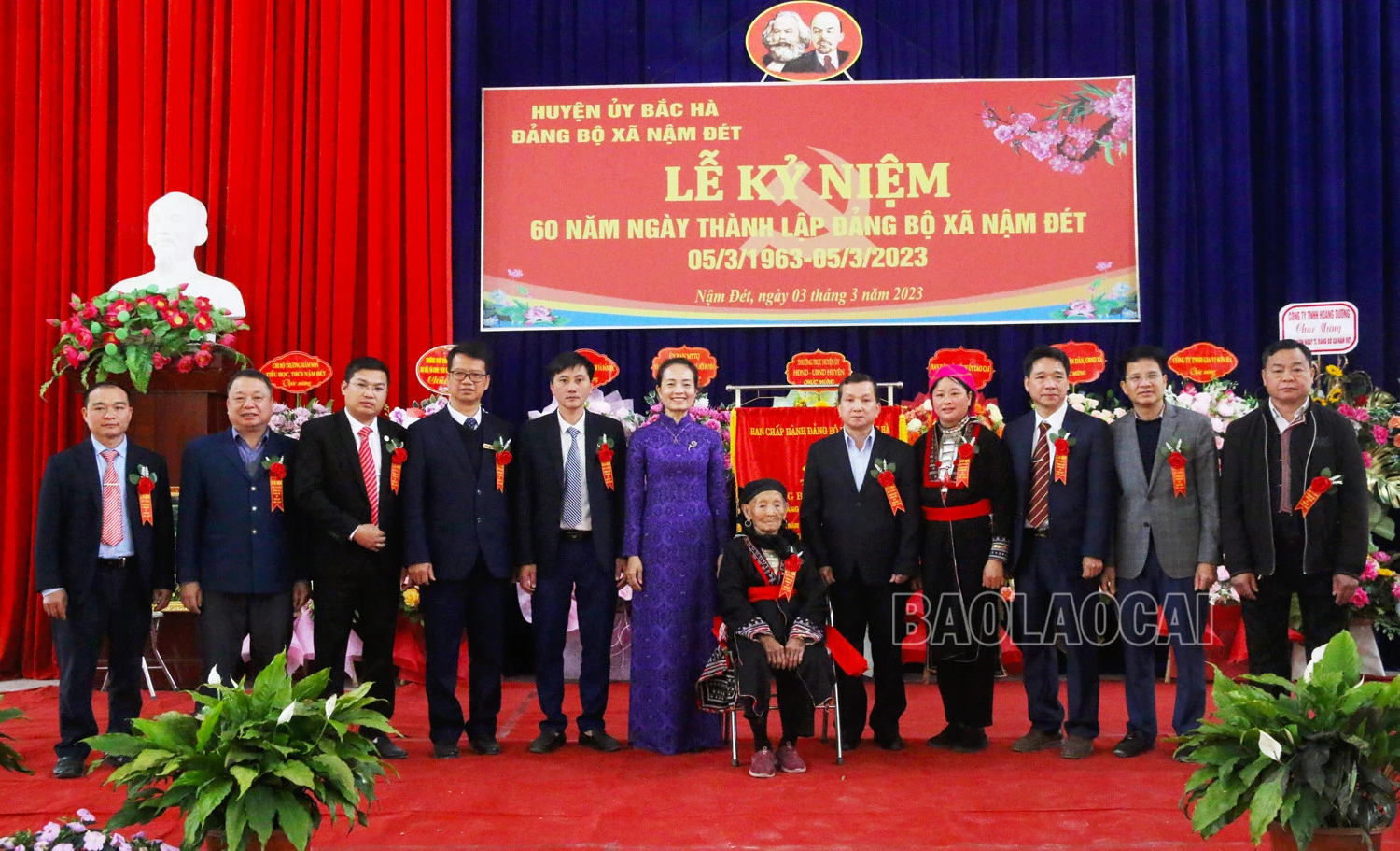 Các đại biểu chụp ảnh lưu niệm với đồng chí Triệu Mùi Pham - bí thư chi bộ đầu tiên của Đảng bộ xã Nậm Đét.