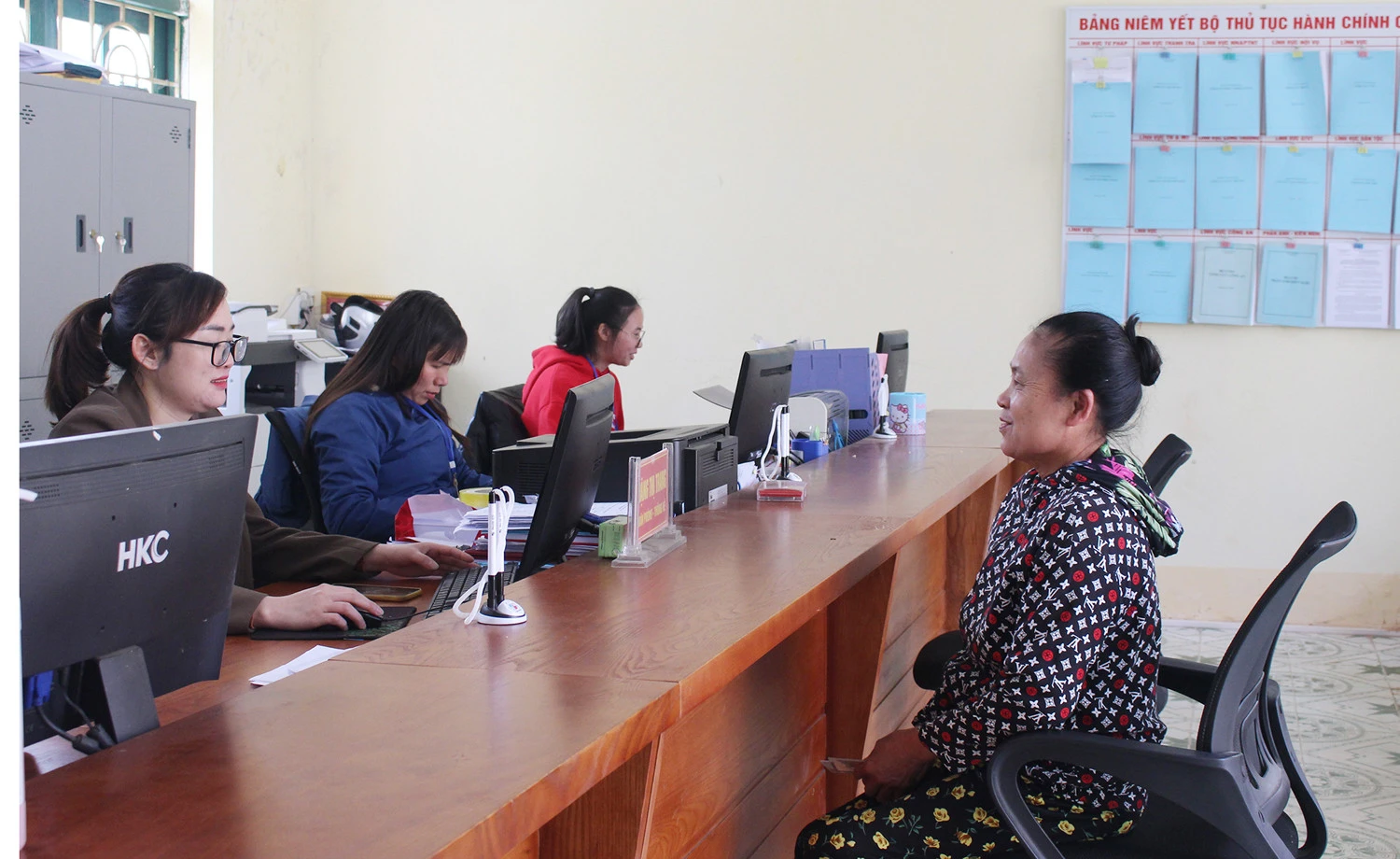 Người dân đến làm thủ tục hành chính tại xã Bản Xèo đều hài lòng với thái độ của công chức một cửa.