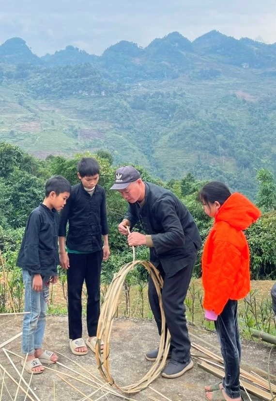 Nghệ nhân hướng dẫn học viên làm ngựa giấy.