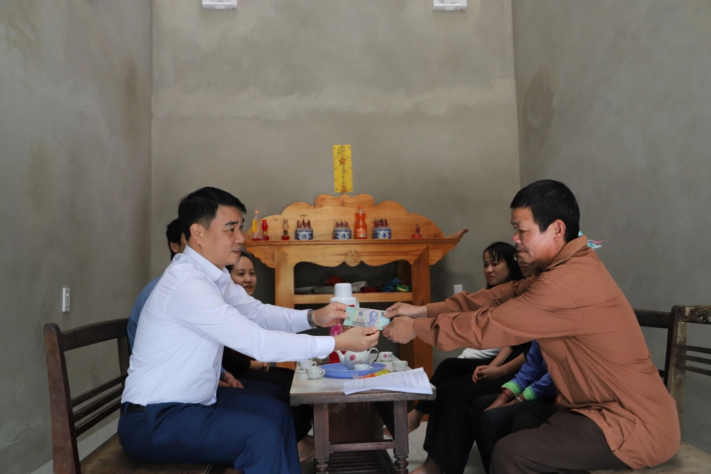 Trao tiền hỗ trợ cho ông Lý A Lùng ở thôn Làng Toòng. Trao nhà cho ông Lừu A Nghì ở thôn Làng Pẳn.