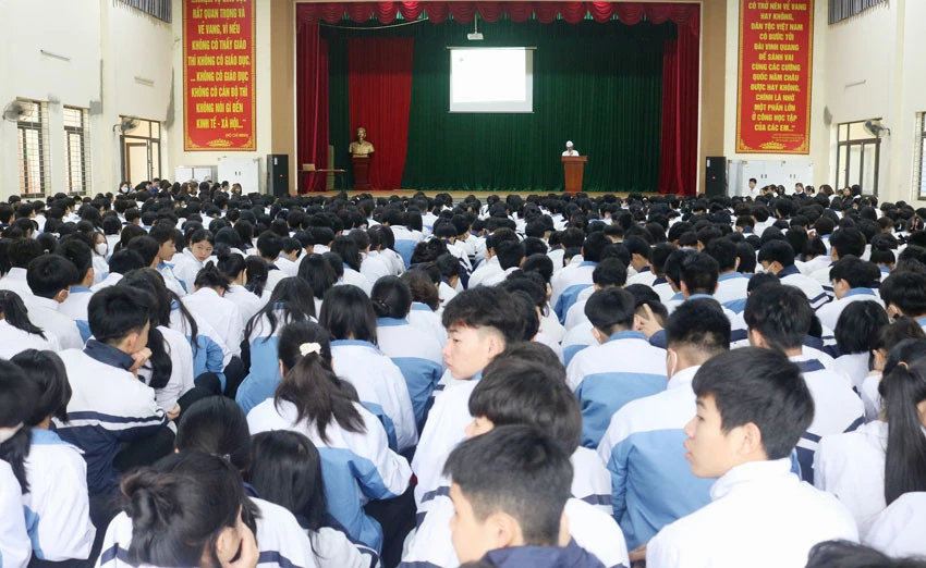 Hơn 900 học sinh được tuyên truyền sử dụng điện an toàn, tiết kiệm ảnh 1