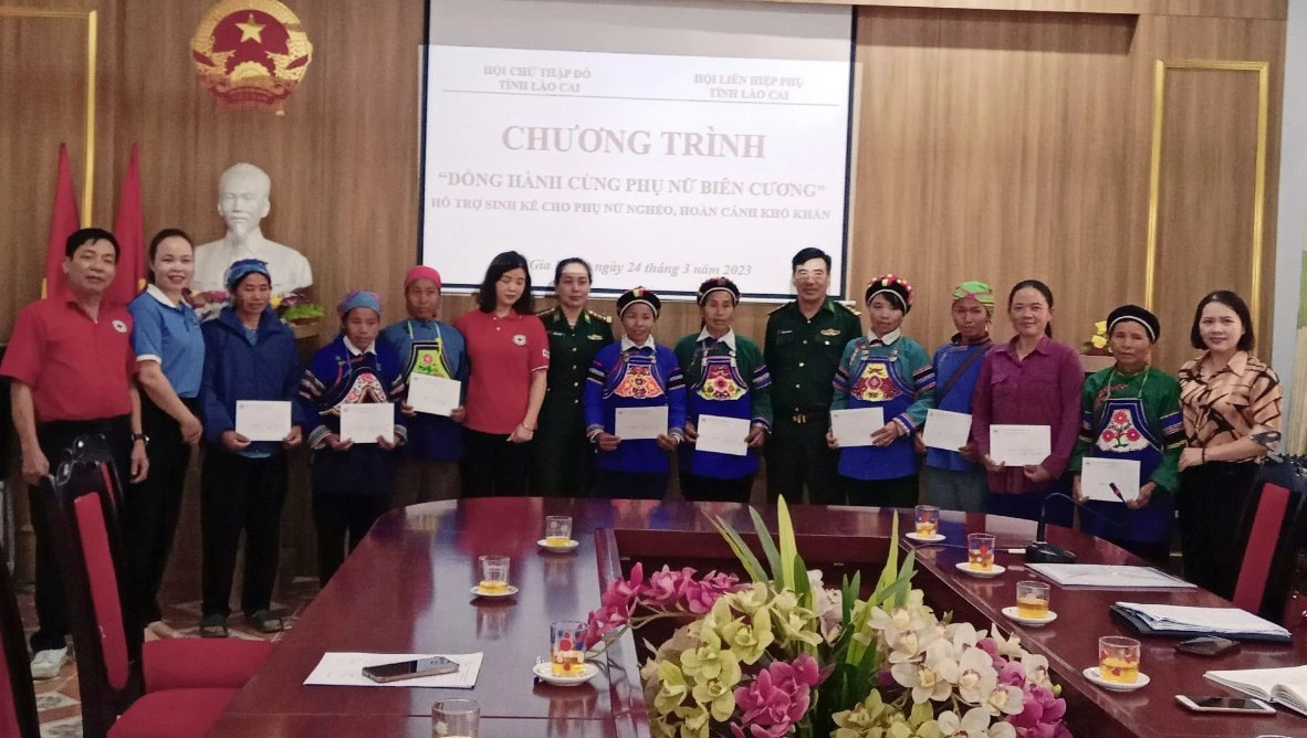 Trao vốn vay phát triển sinh kế cho phụ nữ nghèo xã Tả Gia Khâu, huyện Mường Khương.