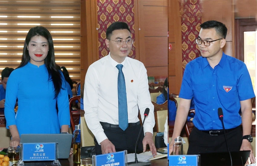 Các đại biểu thanh niên Lào Cai và Hà Khẩu thảo luận, trao đổi kinh nghiệm.