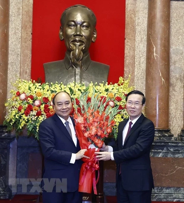 Thường trực Ban Bí thư Võ Văn Thưởng tặng hoa nguyên Chủ tịch nước Nguyễn Xuân Phúc.