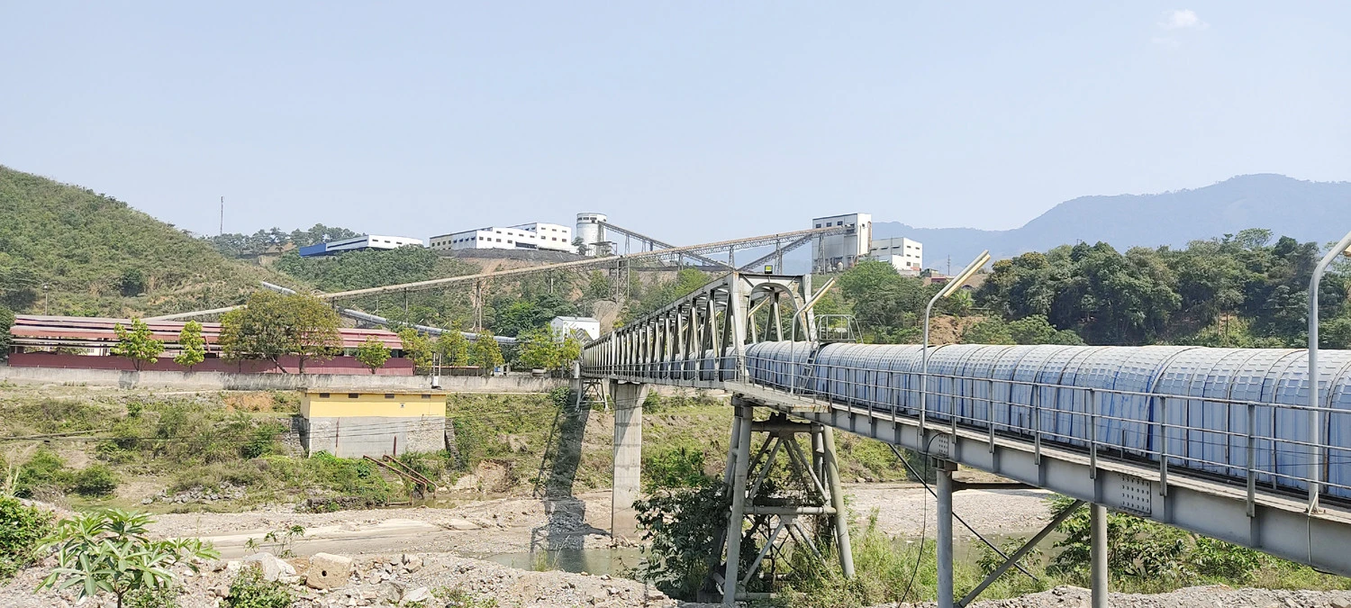 Hai nhà máy của Chi nhánh Luyện đồng Lào Cai duy trì sản xuất ổn định trong những ngày tết. Không khí làm việc tại tất cả các phân xưởng của nhà máy vẫn rất sôi động. Nhiều người lao động trong các nhà máy, đơn vị sản xuất công nghiệp trên địa bàn tỉnh vẫn làm việc xuyên tết. Các đơn vị sản xuất của Chi nhánh Mỏ Tuyển đồng Sin Quyền hoạt động bình thường trong ngày tết. Nhiều đơn vị của Công ty TNHH Một thành viên Apatit Việt Nam vẫn duy trì sản xuất trong dịp tết. Các nhà máy sản xuất phốt pho, axit sunfutic... thuộc Công ty TNHH Một thành viên hóa chất Đức Giang Lào Cai duy trì sản xuất trong ngày tết. Công nhân miệt mài với công việc của mình để đảm bảo các đơn hàng và kế hoạch sản xuất của đơn vị. Trung tâm Điều khiển xa (Công ty Điện lực Lào Cai) bố trí cán bộ trực để bảo đảm vận hành lưới điện ổn định, an toàn trong những ngày tết. Các nhà máy sản xuất thủy điện trên địa bàn vẫn duy trì đủ quân số trực sản xuất để dòng điện toả đi muôn nơi.