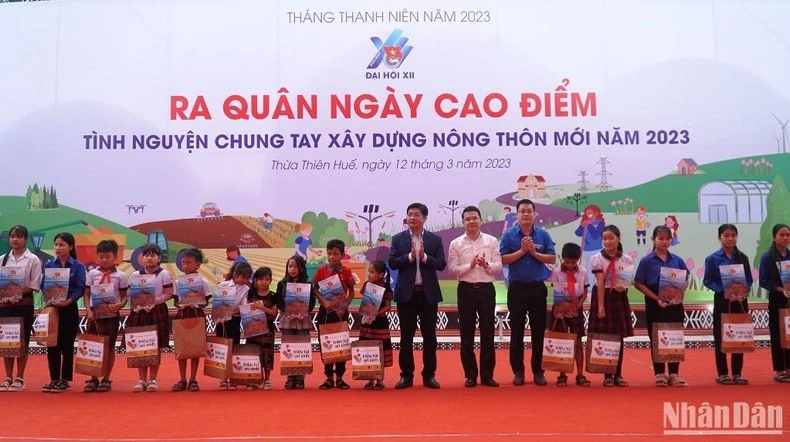 Trao học bổng cho các em học sinh nghèo vượt khó.