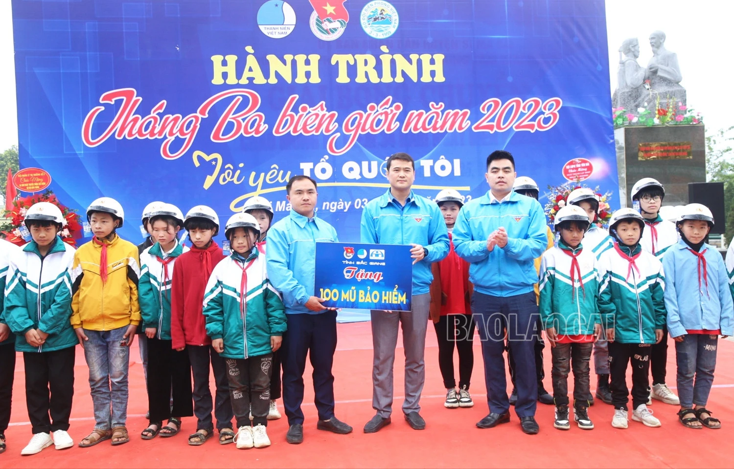 Nhiều phần quà ý nghĩa được trao cho học sinh có hoàn cảnh khó khăn trên địa bàn.