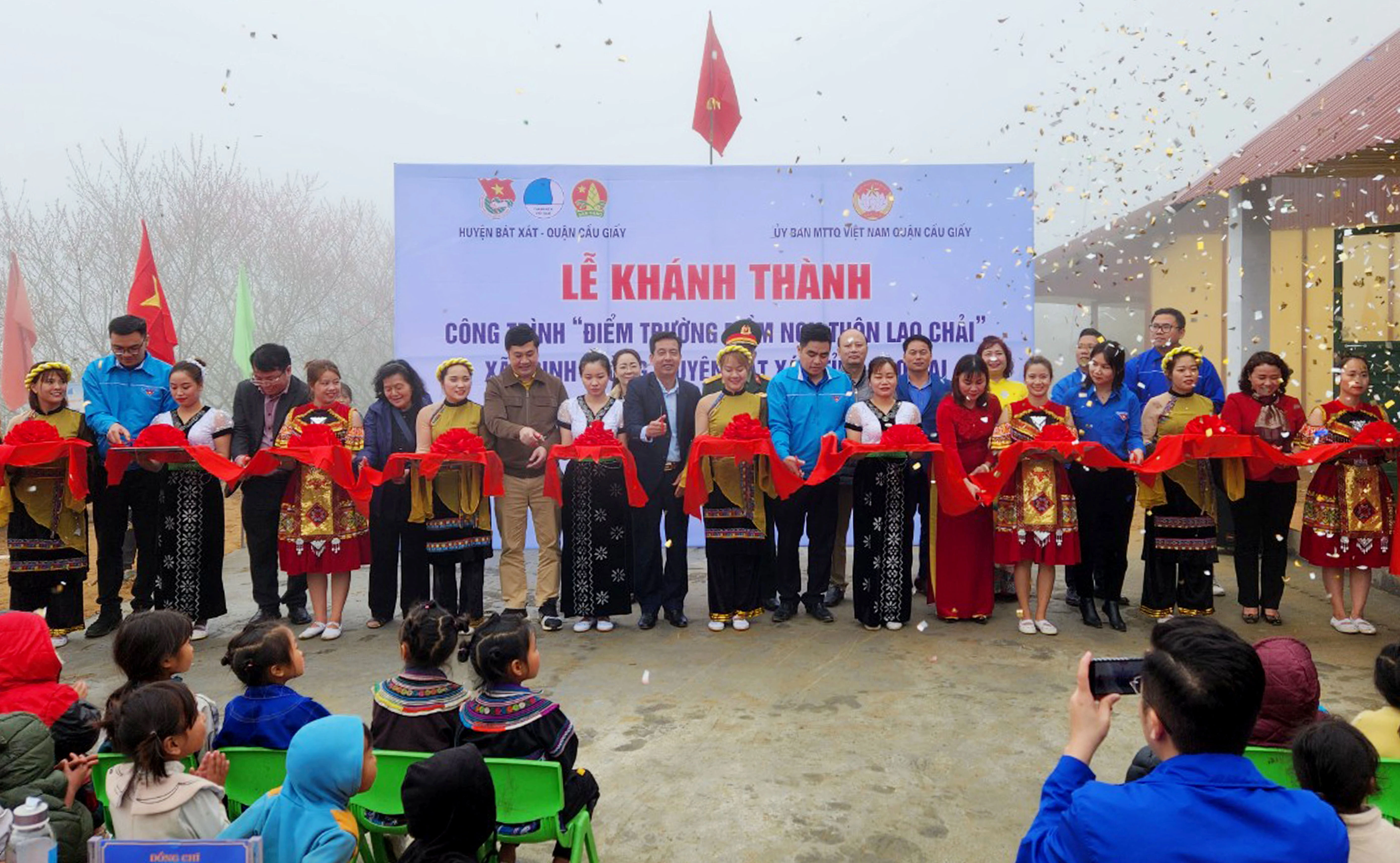 Cắt băng khánh thành công trình.