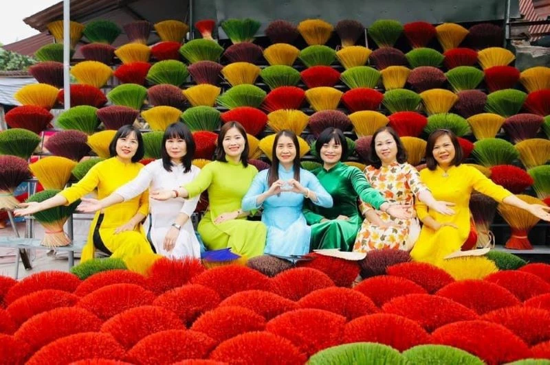 Phụ nữ Thủ đô Hà Nội duyên dáng trong tà áo dài.