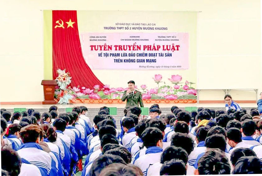 Tuyên truyền pháp luật cho học sinh.